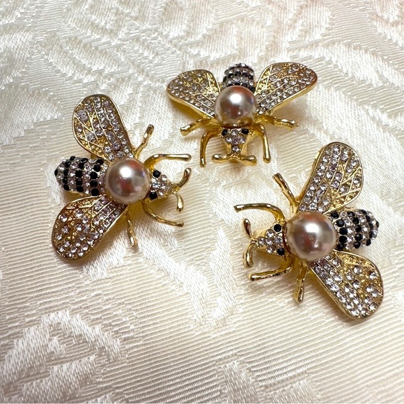 COPY - Elegant Gold and Pearl  set of 3 Bee Brooches with  Crystal Design - Picture 6 of 10